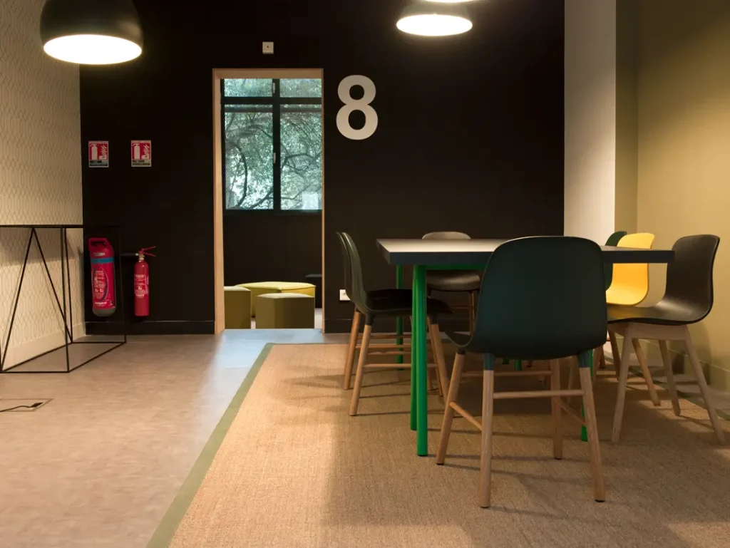 Rénovation d'un immeuble d'entreprise place du Colonel Bourgoin à Paris