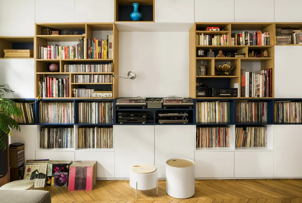 Salon d'un appartement rénové, rangement, collection de vinyles et plantes vertes