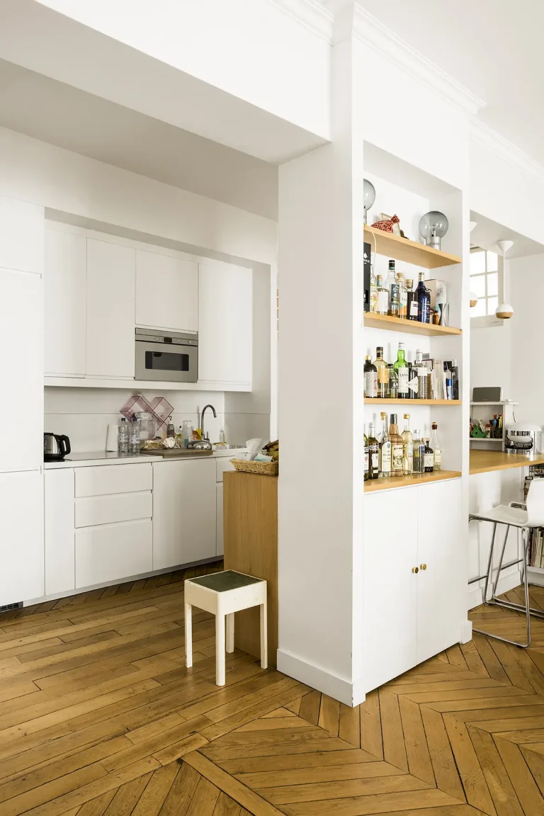 Cuisine d'un appartement rénové par VDI, couleur blanche et matière bois